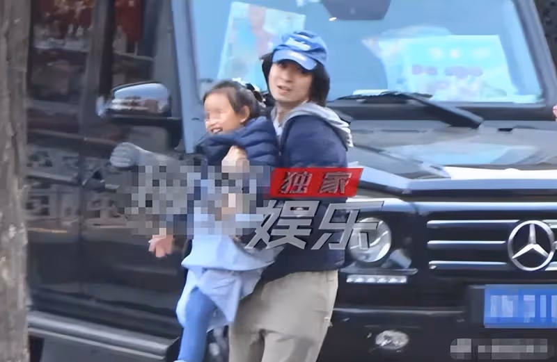 董子健開大G送女兒上課,街頭寵溺抱大福轉圈圈,愛女背影似孫怡
