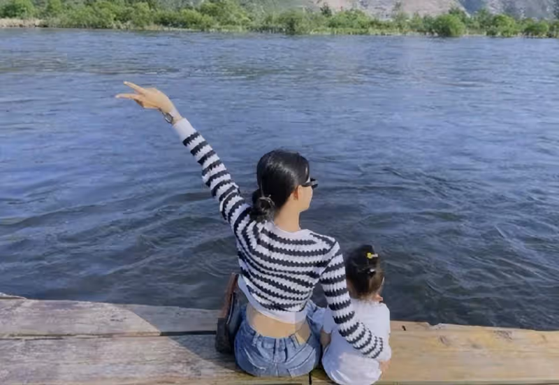 董子健開大G送女兒上課,街頭寵溺抱大福轉圈圈,愛女背影似孫怡
