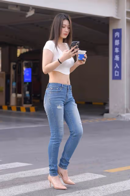 時尚街拍:白色短款上衣搭配緊身牛仔褲,盡顯女性魅力