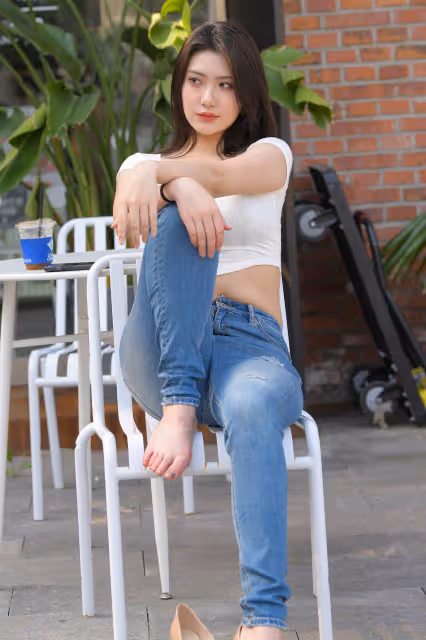 時尚街拍:白色短款上衣搭配緊身牛仔褲,盡顯女性魅力