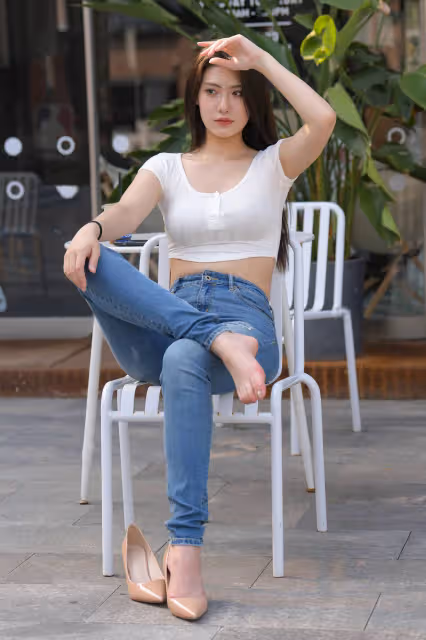 時尚街拍:白色短款上衣搭配緊身牛仔褲,盡顯女性魅力