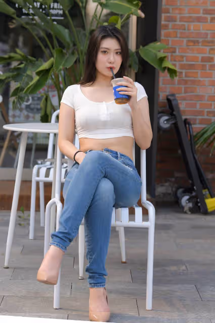 時尚街拍:白色短款上衣搭配緊身牛仔褲,盡顯女性魅力