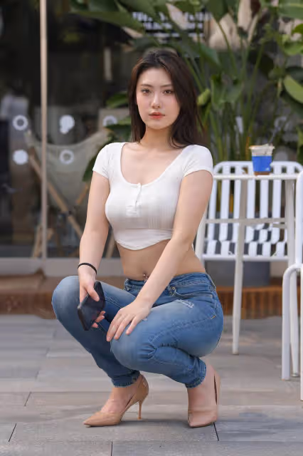 時尚街拍:白色短款上衣搭配緊身牛仔褲,盡顯女性魅力