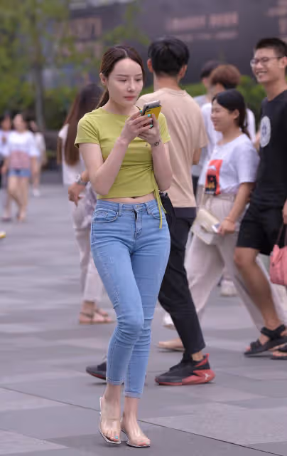 時尚街拍:綠色短款上衣搭配緊身牛仔褲,盡顯青春活力