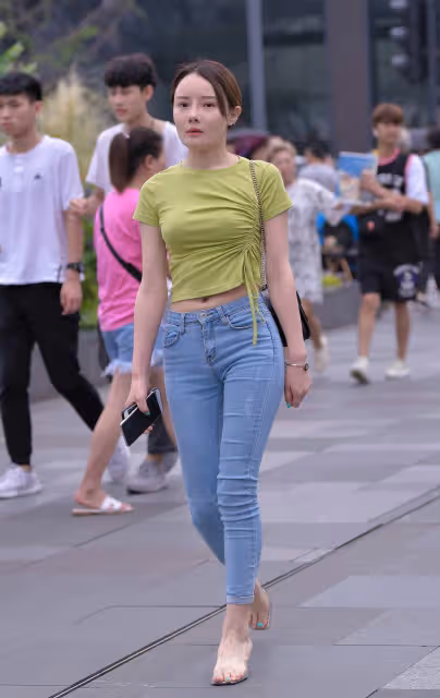 時尚街拍:綠色短款上衣搭配緊身牛仔褲,盡顯青春活力