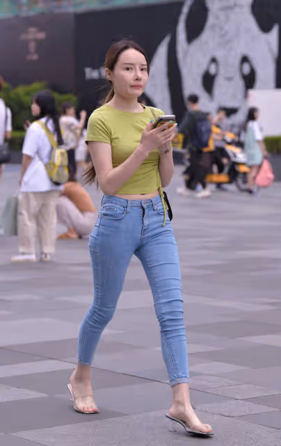 時尚街拍:綠色短款上衣搭配緊身牛仔褲,盡顯青春活力