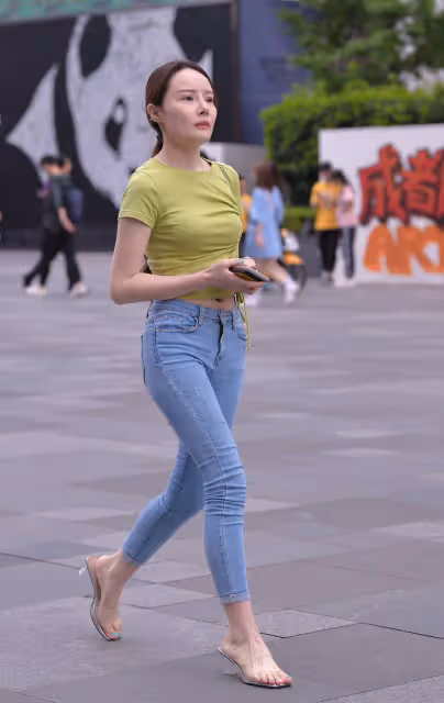 時尚街拍:綠色短款上衣搭配緊身牛仔褲,盡顯青春活力