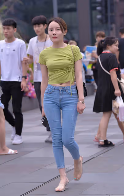 時尚街拍:綠色短款上衣搭配緊身牛仔褲,盡顯青春活力