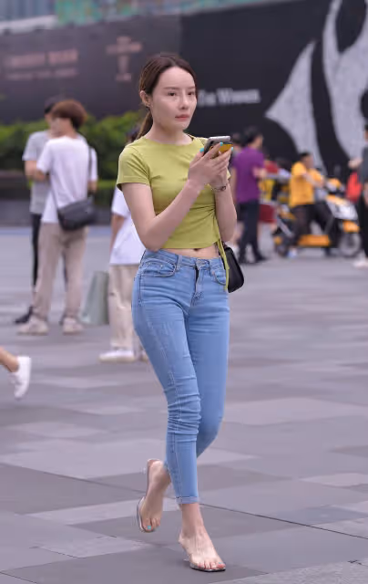 時尚街拍:綠色短款上衣搭配緊身牛仔褲,盡顯青春活力