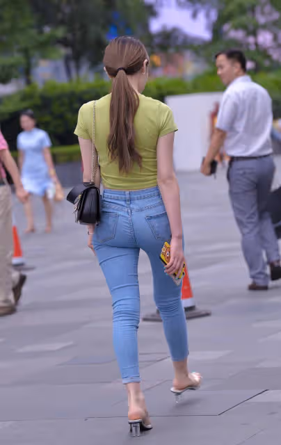 時尚街拍：綠色短款上衣搭配緊身牛仔褲，盡顯青春活力