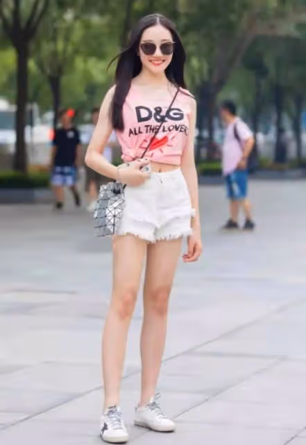 熱褲怎麼搭配好看?時尚新潮造型,讓你隨心秀出大長腿