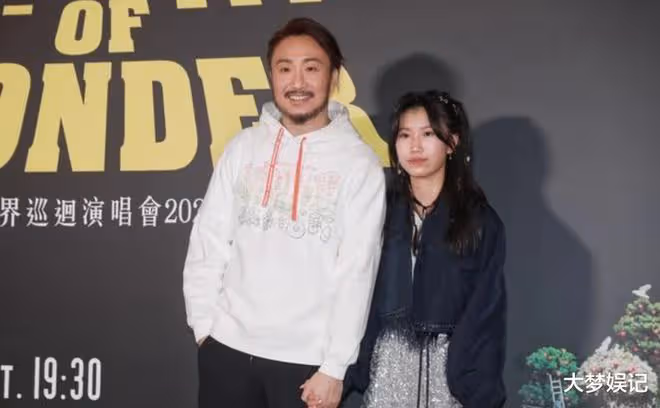 鄭中基演唱會感性淚崩,12歲超正女兒上台獻唱看呆全場