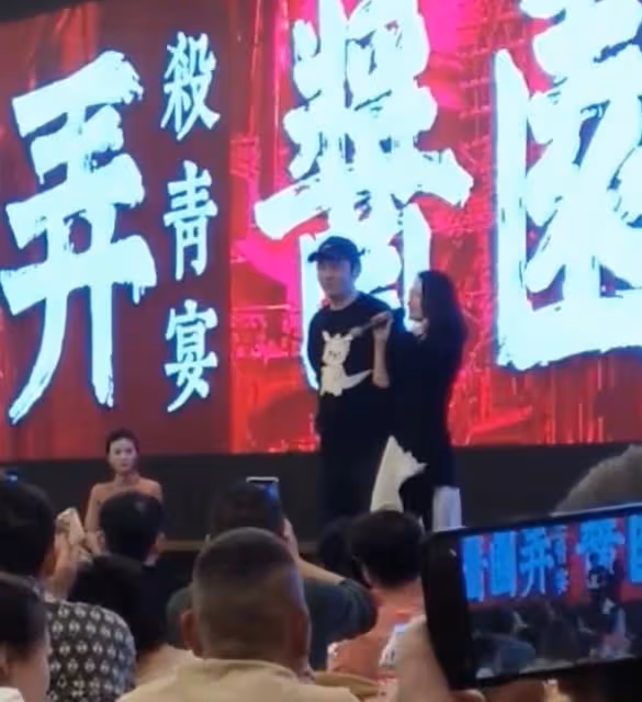 章子怡帶娃參加《醬園弄》殺青宴,貼心親吻兒子,4歲兒子皮膚白