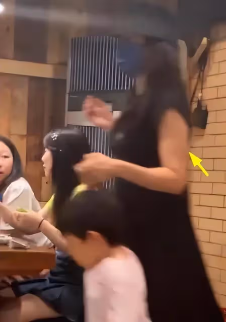 章子怡帶娃參加《醬園弄》殺青宴,貼心親吻兒子,4歲兒子皮膚白