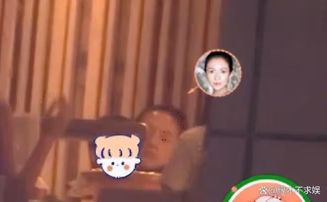 章子怡帶娃參加《醬園弄》殺青宴,貼心親吻兒子,4歲兒子皮膚白