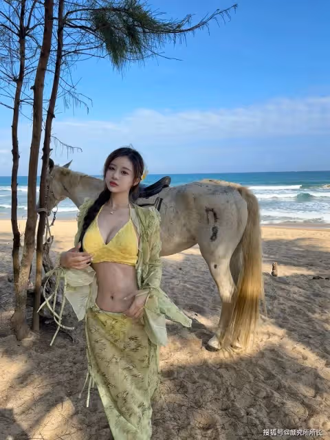 22歲極品尤物夏日海灘時尚穿搭:黃色比基尼搭配綠色上衣 清新又自然