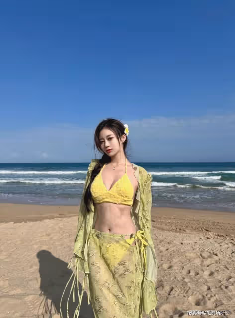 22歲極品尤物夏日海灘時尚穿搭:黃色比基尼搭配綠色上衣 清新又自然