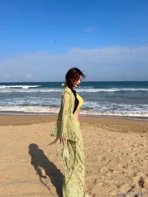 22歲極品尤物夏日海灘時尚穿搭:黃色比基尼搭配綠色上衣 清新又自然