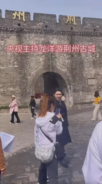 央視主持人龍洋游湖北荊州古城,素顏憔悴普通,沒被圍觀有點失望