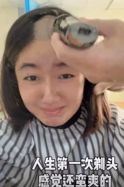 點讀機女孩評論區淪陷!被扒模糊患病時間線炒作,網友呼籲徹查