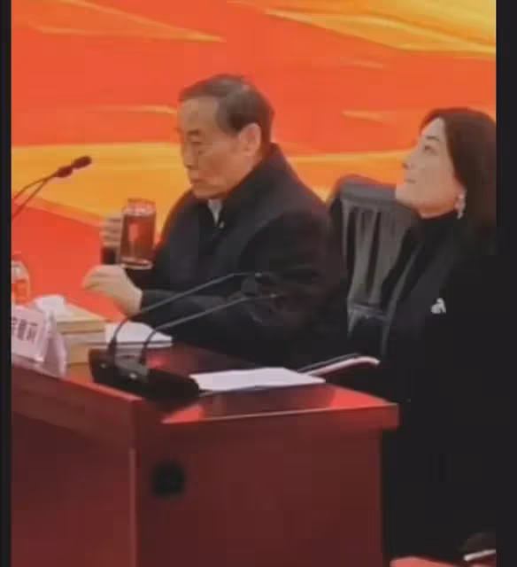宗慶後最後露面：女兒攙扶父親走樓梯，看到父親病痛淚水在打轉！