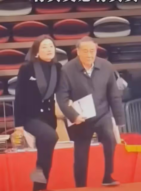 宗慶後最後露面：女兒攙扶父親走樓梯，看到父親病痛淚水在打轉！