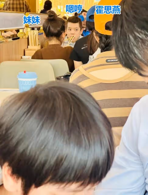 霍思燕一家4口被偶遇，10歲嗯哼與杜江一模一樣，妹妹曝光超漂亮