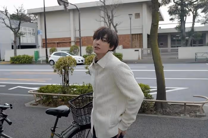 疑似韓國知名男愛豆，牽手照片被曝光，網友：終於吃到大瓜了