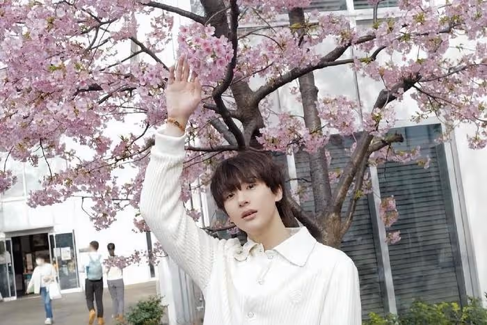 疑似韓國知名男愛豆，牽手照片被曝光，網友：終於吃到大瓜了