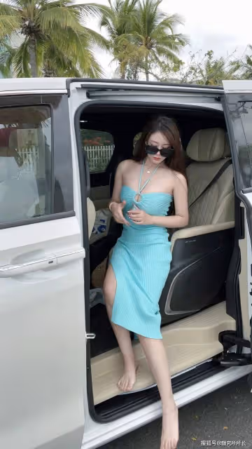 178cm 36D極品尤物時尚穿搭:藍色弔帶長裙 盡顯完美身材