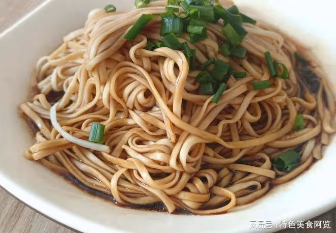 香氣撲鼻,家常蔥油拌面的美味誘惑