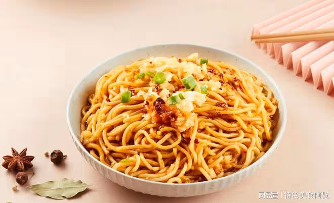 香氣撲鼻,家常蔥油拌面的美味誘惑