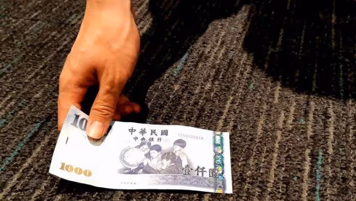 我和老公婚前講好AA，但生了寶寶後，我不放心交給保母，就全職帶了3年，結果先生每月只給我3千，其他要我想辦法…我看清了「他超摳真面目」，這...