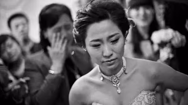 女兒不顧阻攔遠嫁!聽說她「生了二胎」我趕去看望 打開門後「看見屋內場景」我轉頭報警