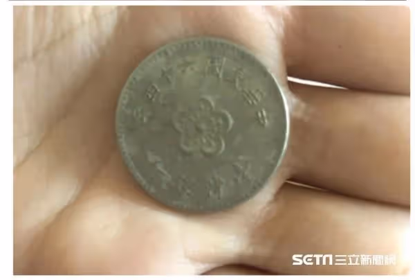 是不是假的1塊?店家找錢「給奇怪硬幣」她愣住發問 大批網友樂喊「賺翻了」:古董等級的