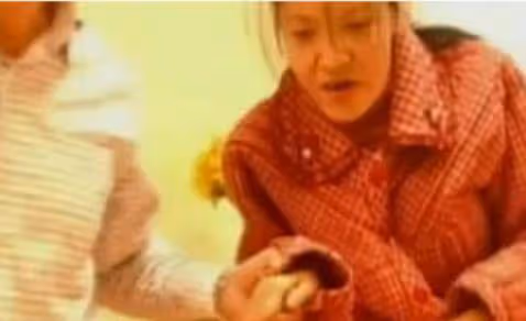 被哥哥甩2巴掌!15歲妹妹「癱瘓20年」暴瘦至30公斤 監控拍下「詭異一幕」妹妹的秘密被拆穿
