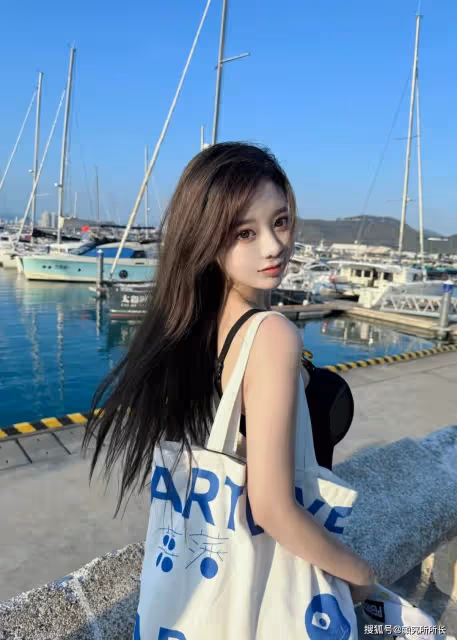 海風中的時尚精靈:黑裙美女演繹夏日簡約魅力風尚