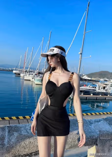 海風中的時尚精靈:黑裙美女演繹夏日簡約魅力風尚