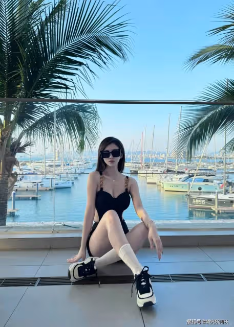 海風中的時尚精靈:黑裙美女演繹夏日簡約魅力風尚