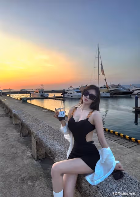 海風中的時尚精靈:黑裙美女演繹夏日簡約魅力風尚