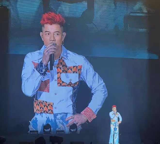 方媛全家助陣郭富城演唱會,2個女兒不停向爸爸揮手,俏皮又可愛