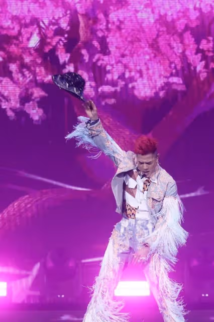 方媛全家助陣郭富城演唱會,2個女兒不停向爸爸揮手,俏皮又可愛