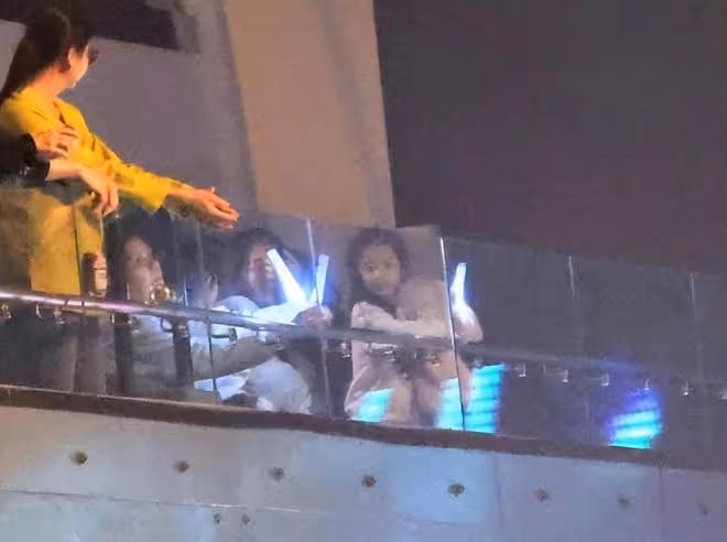 方媛全家助陣郭富城演唱會,2個女兒不停向爸爸揮手,俏皮又可愛