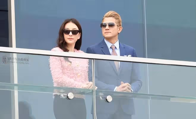 方媛全家助陣郭富城演唱會,2個女兒不停向爸爸揮手,俏皮又可愛