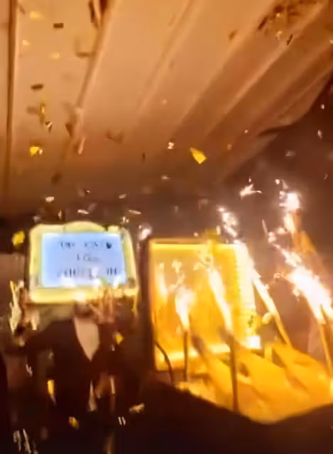 李嫣穿露肩裙出席酒會,戴耳環風格優雅,像一位古典公主