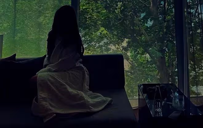 李嫣穿露肩裙出席酒會,戴耳環風格優雅,像一位古典公主