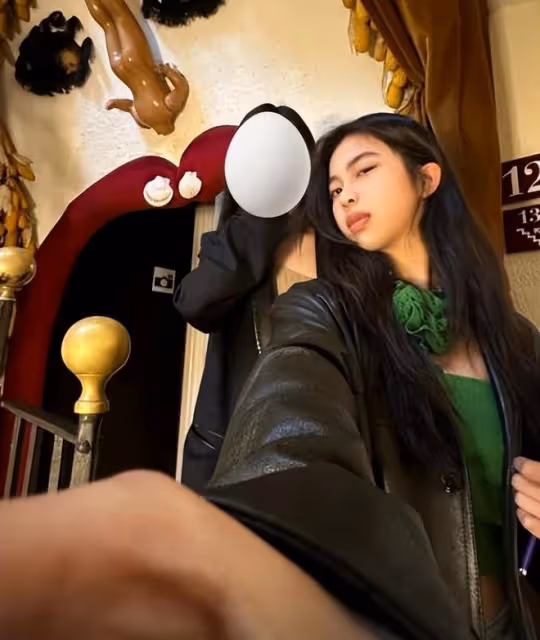 李嫣穿露肩裙出席酒會,戴耳環風格優雅,像一位古典公主