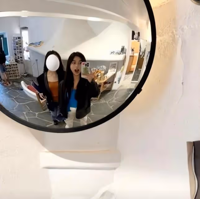 李嫣穿露肩裙出席酒會,戴耳環風格優雅,像一位古典公主