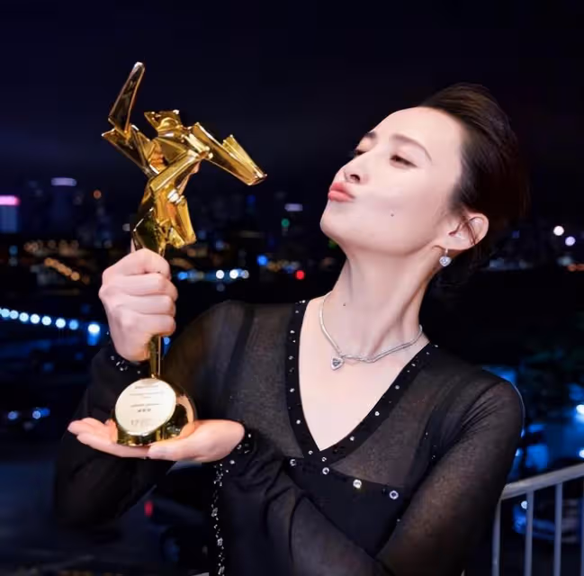 亞洲電影大獎紅毯:劉嘉玲優雅,李英愛露香肩,蔣勤勤拿大獎