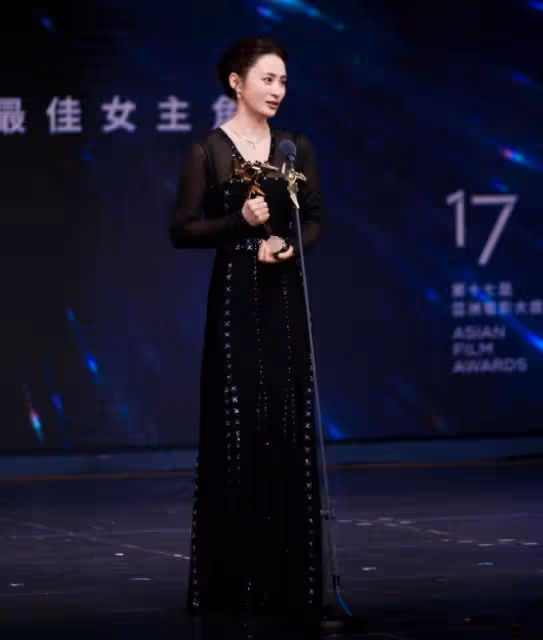 亞洲電影大獎紅毯:劉嘉玲優雅,李英愛露香肩,蔣勤勤拿大獎